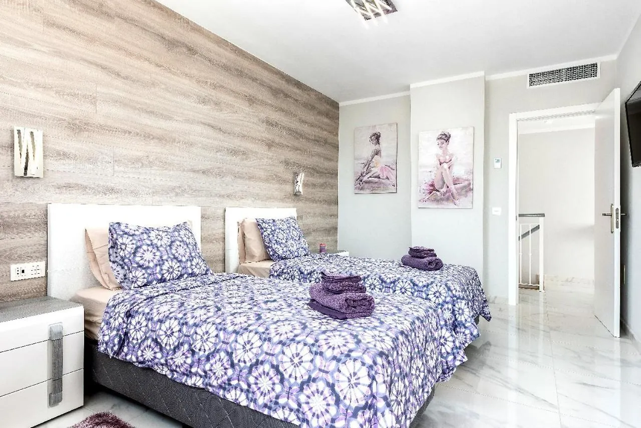 Modern 4 Bedroom Villa In Costa Adeje Apartment