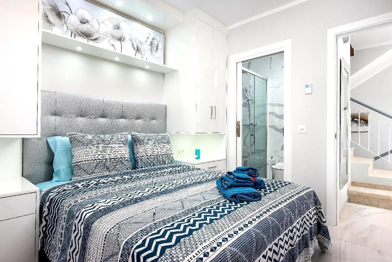 Modern 4 Bedroom Villa In Costa Adeje Apartment